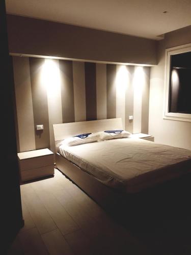 聖塞韋羅的住宿－HomeSweetHome，一间卧室配有一张灯光床