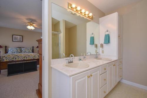ein Bad mit zwei Waschbecken und einem Bett in der Unterkunft Crystal Clearwaters in Dadeville
