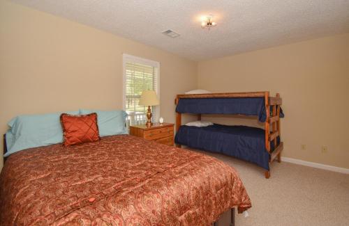 ein Schlafzimmer mit einem Bett und einem kleineren Bett in der Unterkunft Crystal Clearwaters in Dadeville