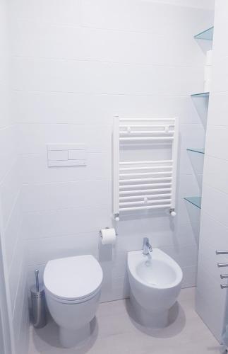 聖塞韋羅的住宿－HomeSweetHome，白色的浴室设有卫生间和水槽。