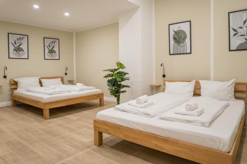 1 dormitorio con 2 camas y planta en Spacious Family Apartment with 2 Bedrooms, en Berlín