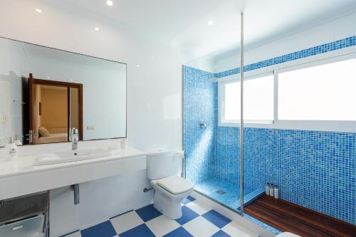 サンタ・エウラリア・デス・リウにあるVilla Guaschのバスルーム(トイレ、ガラス張りのシャワー付)
