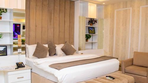 Кровать или кровати в номере The Palms Hotel