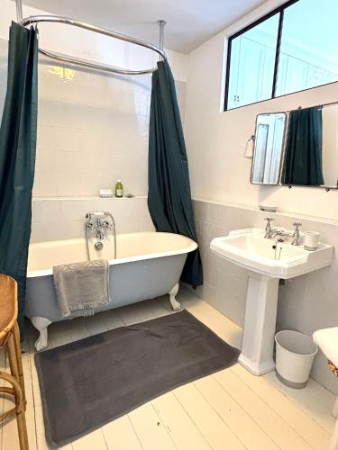 une salle de bain avec une baignoire et un lavabo dans l'établissement L'appartement Poulbot, à Paris