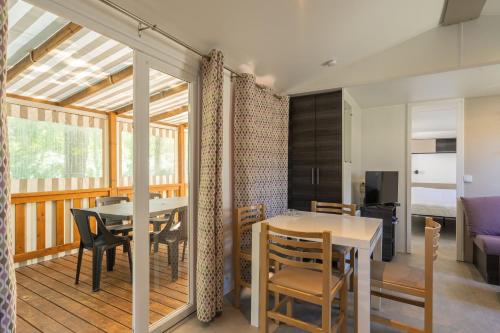 une salle à manger et un salon avec une table et des chaises dans l'établissement Mh 122 Ronce les bains, à La Tremblade