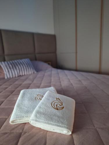 Apartman Felis Star في ديفشيبار: منشفة بيضاء موضوعة فوق السرير