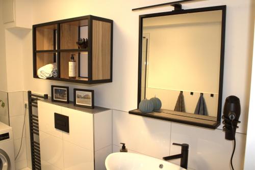 een badkamer met een wastafel en een spiegel bij Eröffnungsangebot Übernachten im Herzen Bremens in Bremen