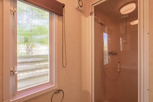 baño con ducha y ventana en Mh 227 Les 3 coups aux Mathes en Les Mathes
