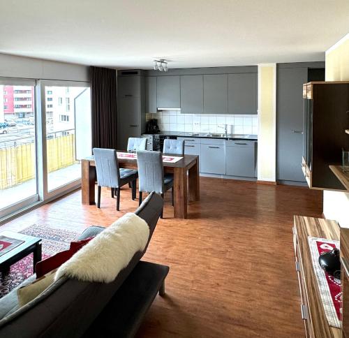 Dapur atau dapur kecil di Aladin Apartments St Moritz