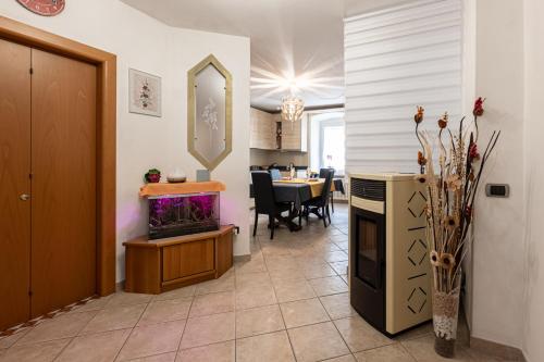 a living room with a fish tank and a dining room at Casa Nico in Tassullo