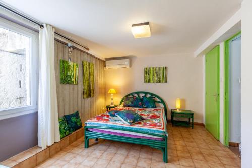 une chambre avec un lit et une fenêtre dans l'établissement Villa L'acanthe, à Six-Fours-les-Plages