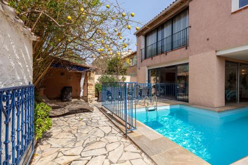 - une piscine dans une cour à côté d'un bâtiment dans l'établissement Villa L'acanthe, à Six-Fours-les-Plages