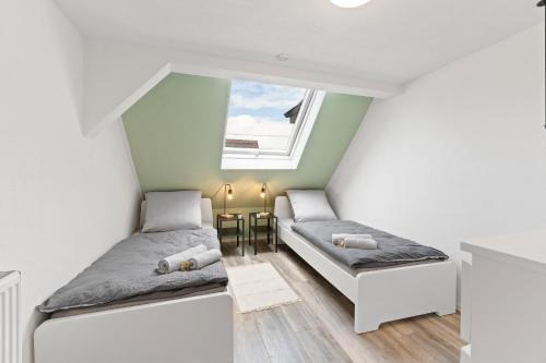 A bed or beds in a room at Apartmenthaus Nürtingen Zentrum Kitchen,Wifi,Smart TV ***
