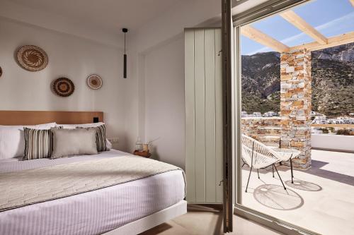 Ένα ή περισσότερα κρεβάτια σε δωμάτιο στο Arcos Suites Sifnos
