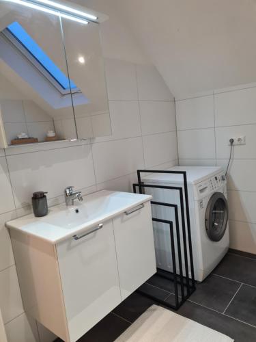 a bathroom with a washing machine and a sink at FeWo Suhl-Heinrichs, 2 Schlafzimmer, 2 Terrassen in Suhl