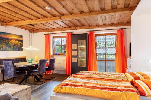 1 dormitorio con 1 cama, mesa y sillas en Komfortwohnung mit Pool und Sauna, en Hauzenberg