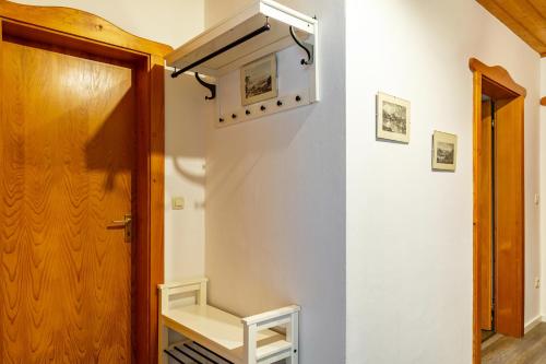 ein Zimmer mit einer Tür und einem Regal neben einem Flur in der Unterkunft Komfortwohnung mit Pool und Sauna in Hauzenberg