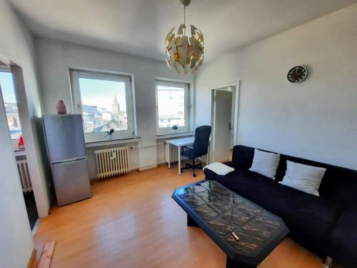 ein Wohnzimmer mit einem Sofa und einem Tisch in der Unterkunft City-Wohnung mit Ausblick in Bochum
