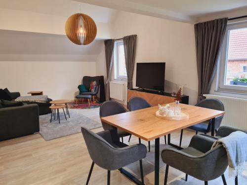 a living room with a table and chairs at Ferienwohnung - Zum alten Fritz - Suhl, 2 Schlafzimmer, 2 Terrassen in Suhl