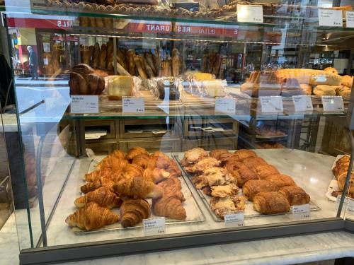 une vitrine de boulangerie remplie de différents types de pâtisseries dans l'établissement Paris- Charonne, à Paris