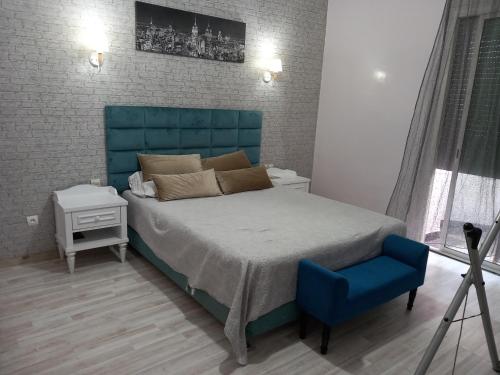 - une chambre avec un lit bleu et une chaise bleue dans l'établissement appartement cosy et chaleureux, à Rabat