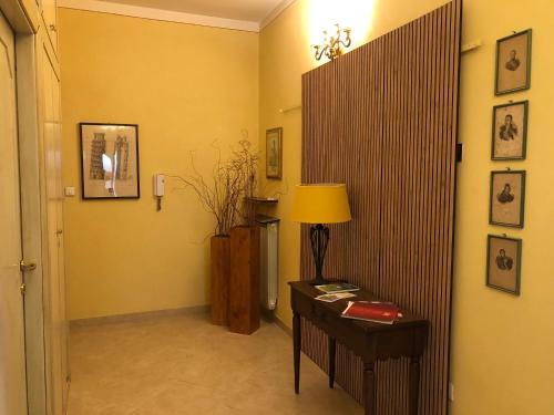 pasillo con escritorio y lámpara en la habitación en B&B Myosotis, en Pisa