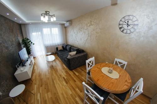 a living room with a table and a couch at Vojvodjanska zora in Sombor
