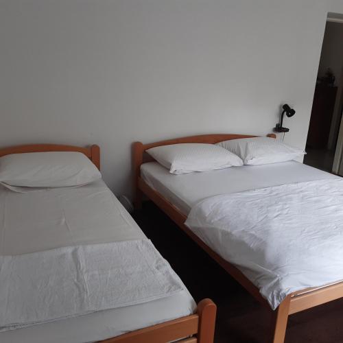 twee bedden naast elkaar in een kamer bij Sunny in Sukošan