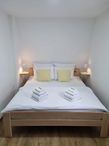 Ένα ή περισσότερα κρεβάτια σε δωμάτιο στο Apartmani Dukat