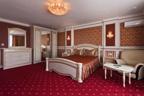 A bed or beds in a room at Hotel Moskvich