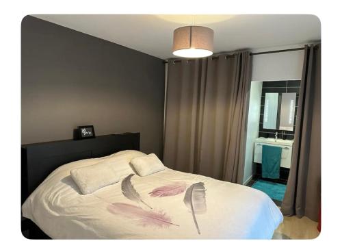 una camera da letto con un letto con due cuscini di La petite Clavette a Clavette