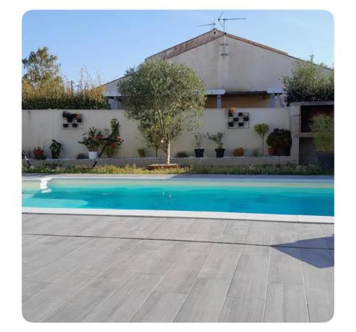 una piscina di fronte a una casa di Chambre privée vue jardin a Clavette