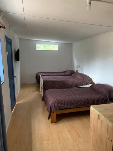 - une chambre avec 2 lits et une fenêtre sur le mur dans l'établissement SOL DE LA PALMA, à Quillota