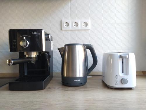 Tetera y cafetera en Pitypang Apartman