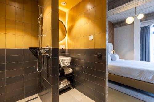 Un baño de Fletcher Boutique Hotel Slaak-Rotterdam