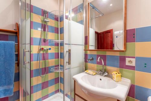 uma casa de banho com um lavatório e um chuveiro em La Tour em Saint-Rémy-de-Provence