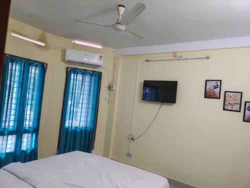 Habitación hospitalaria con 1 cama y 2 ventanas en Amaravathi hotel and restaurant en Port Blair