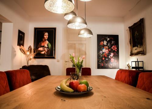 a plate of fruit on a table in a room at Weinberg 100 in Dresden