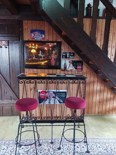 a bar with two purple stools in front of it at Ferien im Odenwald Nostalgie pur in Schönbrunn