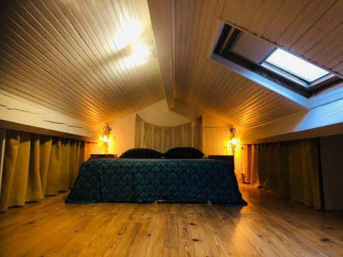 une chambre avec un lit au milieu d'une pièce dans l'établissement les crins de la renardière, à Villeveyrac