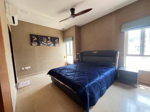 מיטה או מיטות בחדר ב-A cozy accommodation close to the airport featuring a spacious king size bed
