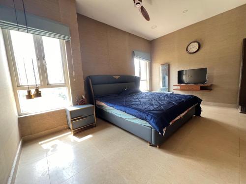 Кровать или кровати в номере A cozy accommodation close to the airport featuring a spacious king size bed