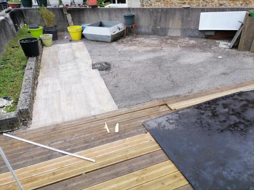 se está construyendo una terraza de madera en un patio en Hôtel familial de Saint-Georges, en Villeneuve-Saint-Georges