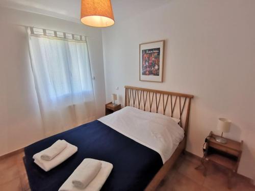 une chambre avec un lit avec deux serviettes dessus dans l'établissement Le Viel Olivier 4, à Cornillon