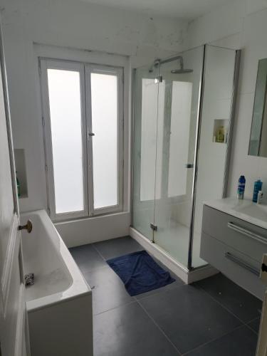une salle de bain avec une douche, une baignoire et un lavabo dans l'établissement Sunny apartment in Paris Batignolles, à Paris