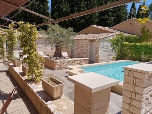 - une piscine dans une cour arborée et un bâtiment dans l'établissement Le Viel Olivier 4, à Cornillon