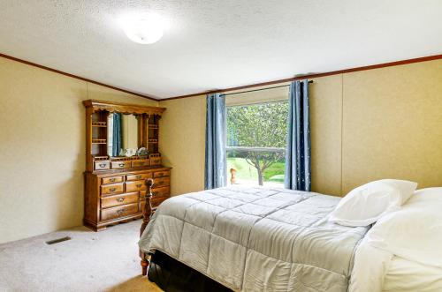 een slaapkamer met een groot bed en een raam bij Rural Kentucky Vacation Rental about 15 Mi to London! 