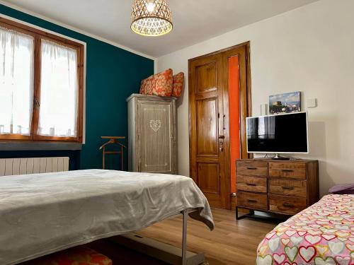 a bedroom with a bed and a tv on a dresser at Appartamento piano terra centro in Viareggio