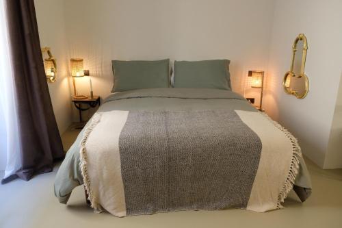 una camera da letto con un grande letto con due luci sul muro di Pause Suite a Napoli