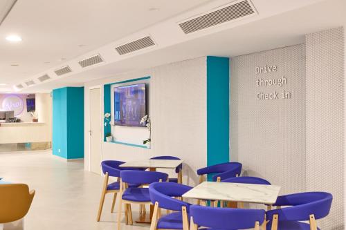 - une salle d'attente avec des tables et des chaises bleues dans l'établissement AHOI! Urban Beach, à Palma de Majorque